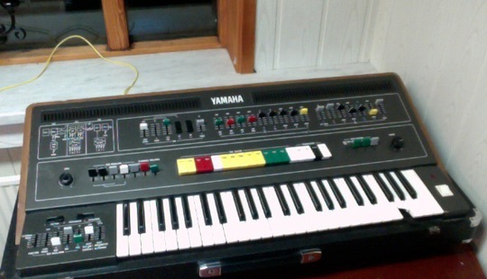 yamaha cs-50 picture two